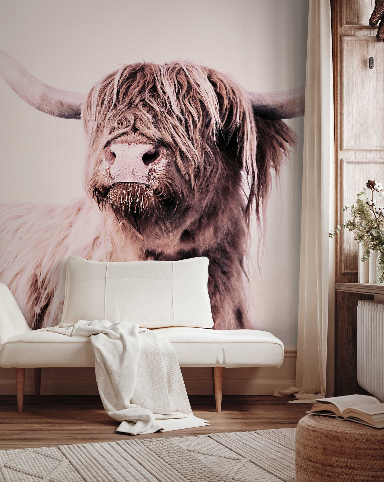 Highland-Kuh Wandtapete, Wandbild Wohnzimmer, Pastellfarben, Weisses Sofa, Gemütliche Dekoration