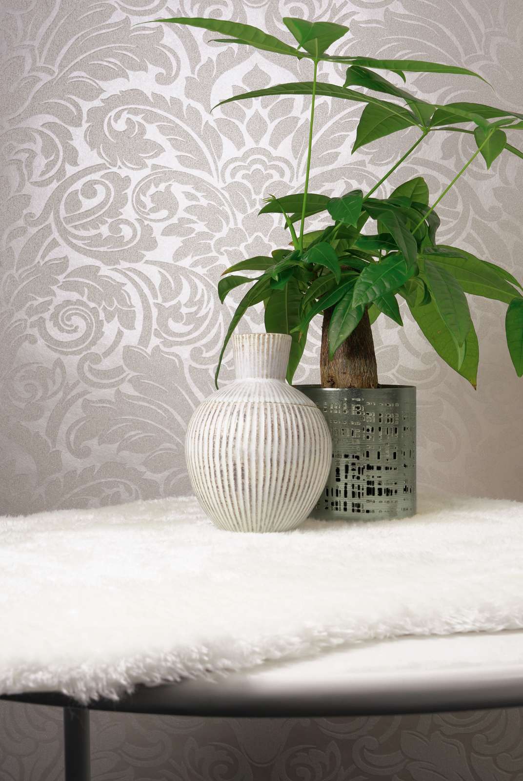             Luxus-Vliestapete in edlem Barockdesign mit schimmernden Glasperlen – Silber, Creme
        