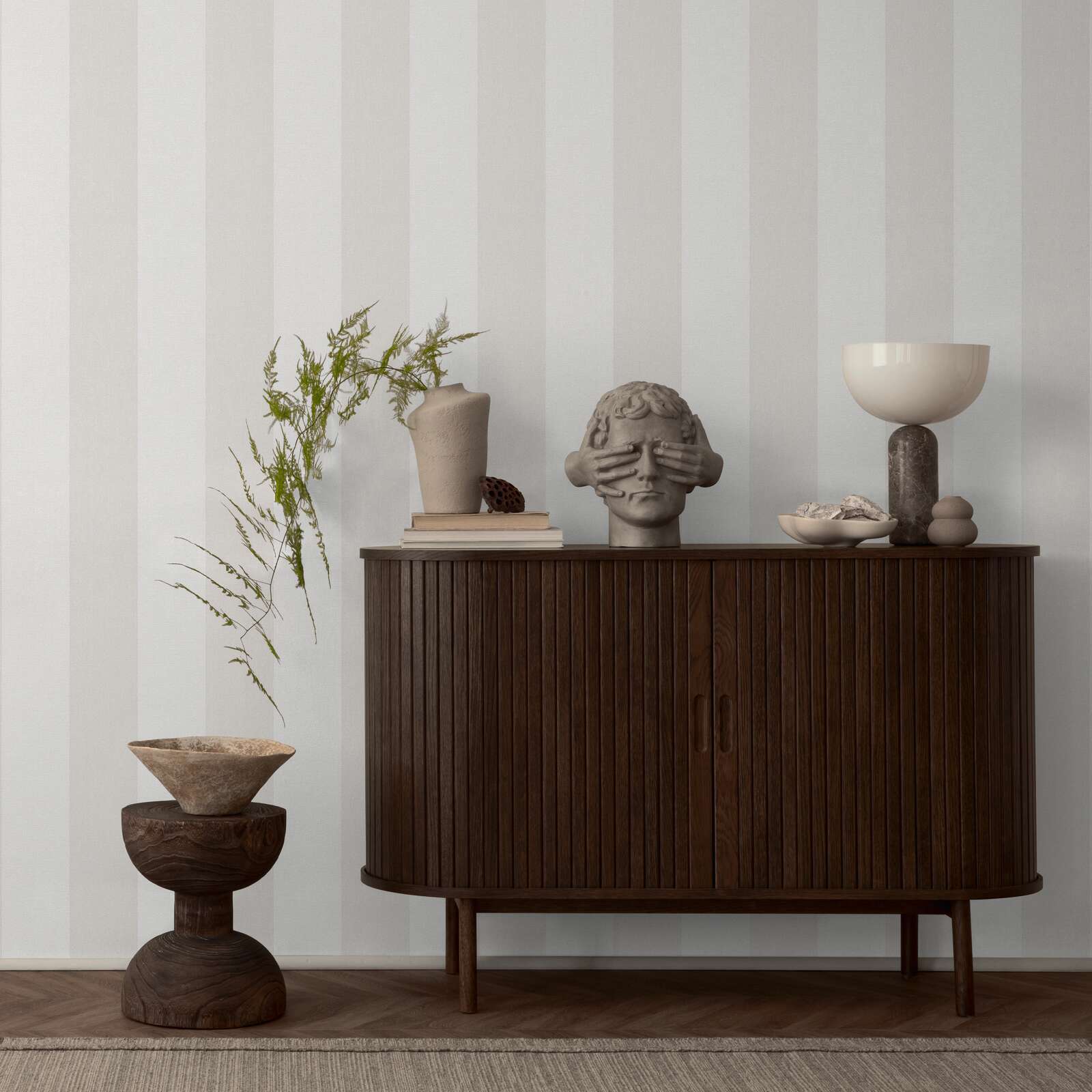 Strukturierte Vliestapete mit breiten Streifen – Creme, Beige