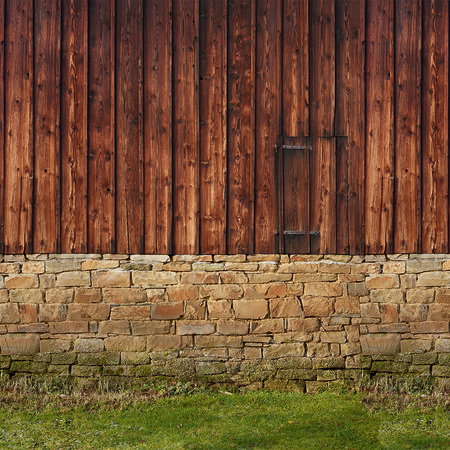 Holzfassade, Holzplanken, Backsteinfundament, Außenwand, Gartenboden