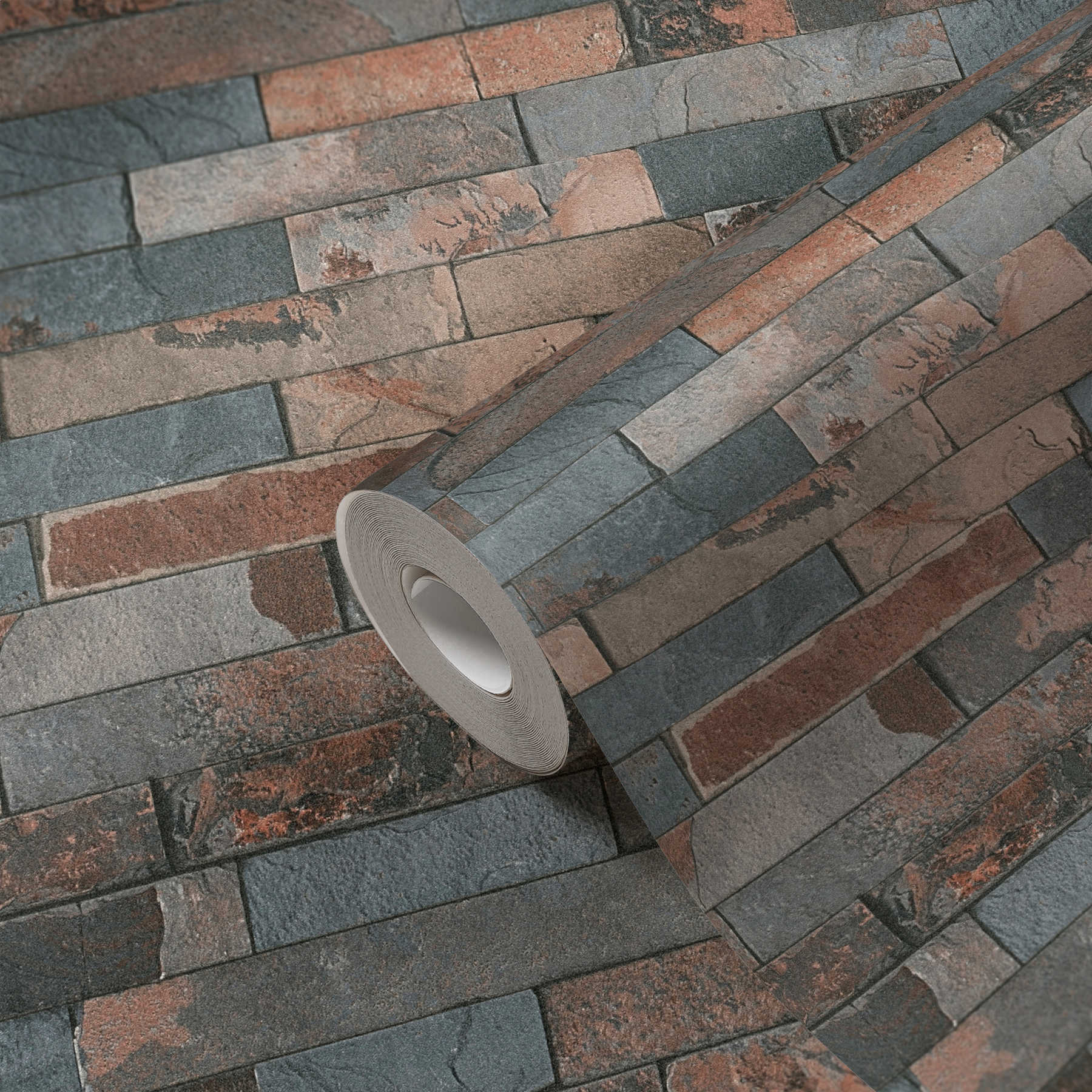             Tapete Steinoptik mit dunkler Mauer aus Natursteinen – Grau, Braun, Schwarz
        