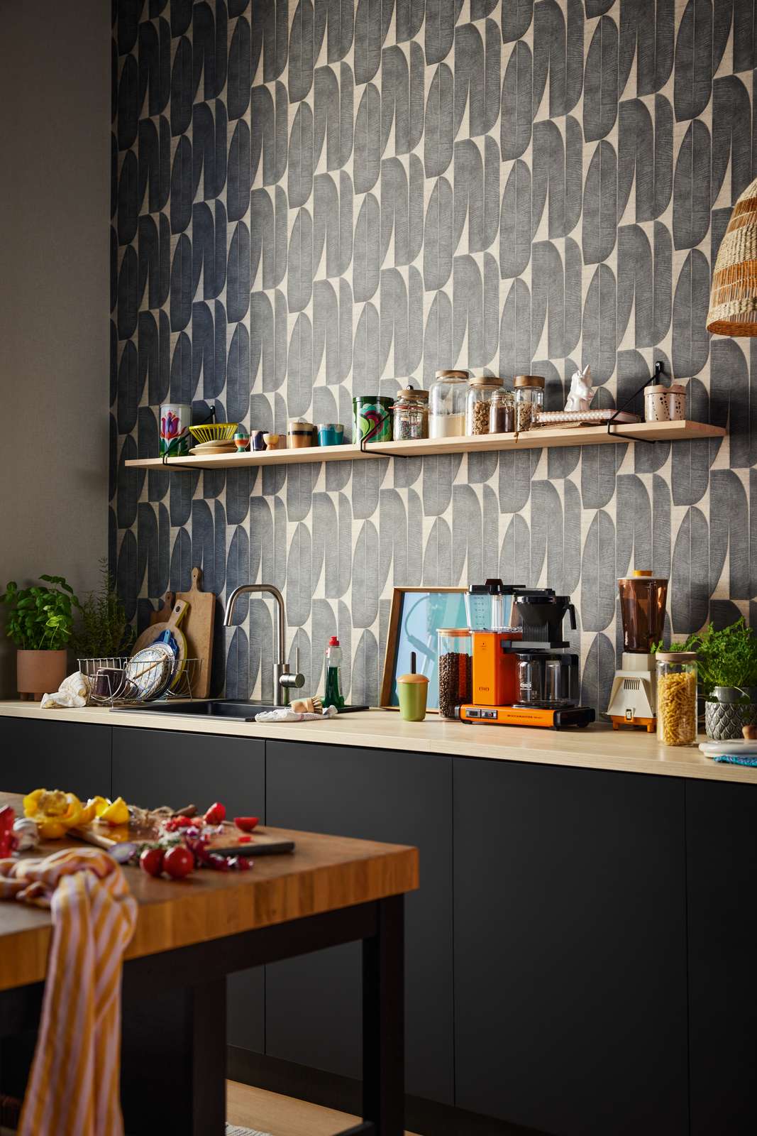             Vliestapete mit geometrischer Bemusterung in Blatt Optik – Beige, Schwarz
        