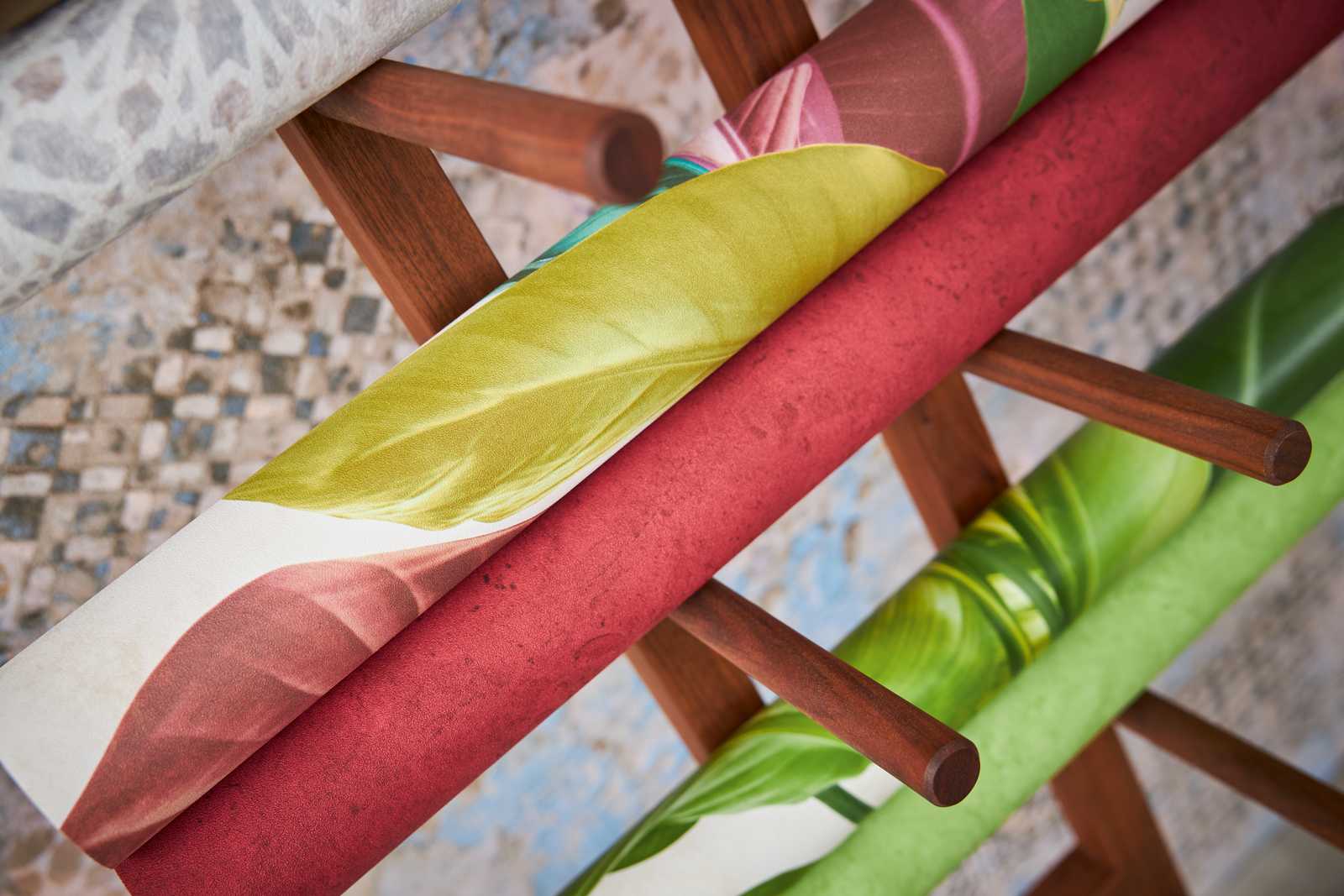             Behang met bladmotief in heldere kleuren - kleurrijk, crème, groen
        