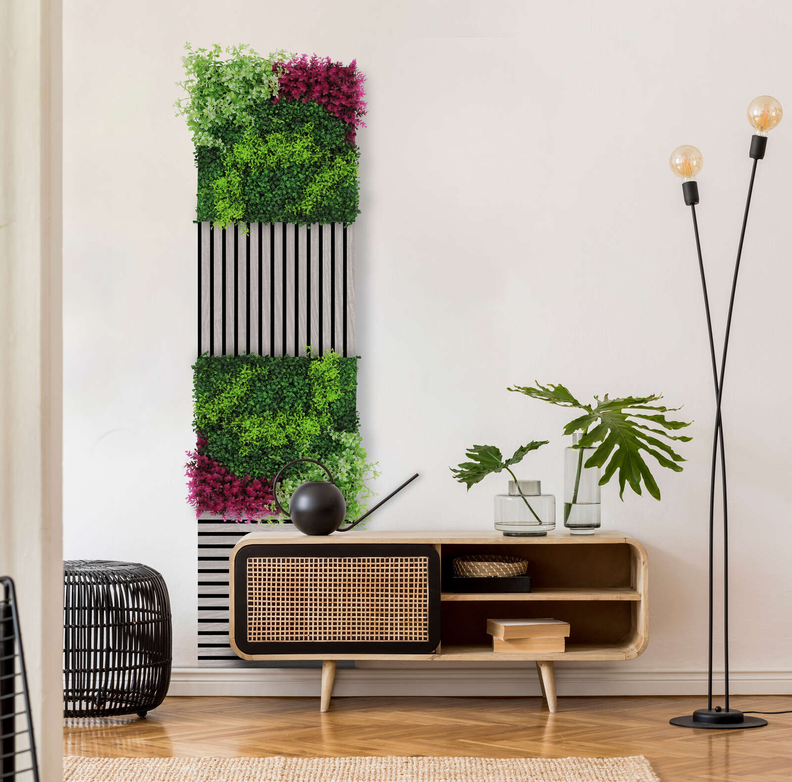 Raumdeko, Pflanzenwand, Holzkonsole, Stehlampe, Monstera Blatt