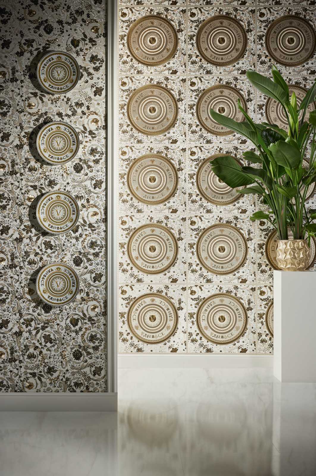             Florale Tapete VERSACE mit Ornamentmuster – Beige, Metallic
        