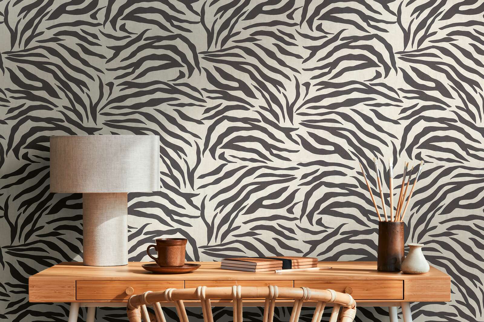             Exotische Vliestapete mit klassischem Zebramotiv, einfach strukturiert – Schwarz, Weiß
        