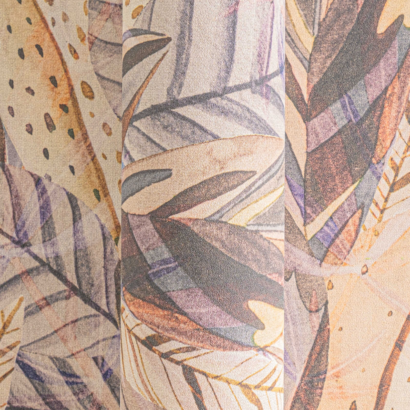             Tropisch inspirierte Vliestapete mit wildem Blätterdesign, feine Struktur – Bunt
        