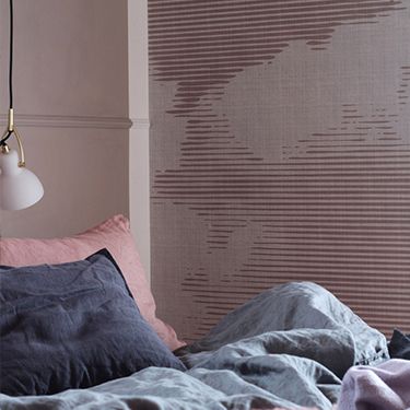 Detailaufnahme Schlafzimmer mit rosa Wolken-Fototapete DD113782