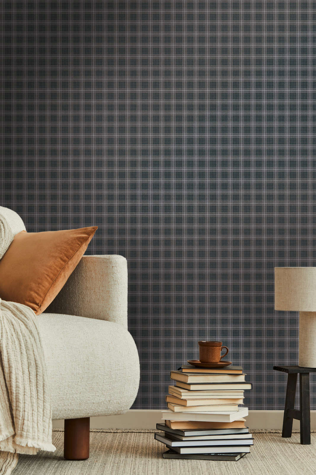 Sofa, Akzentkissen, stapel Bücher, Tasse auf Untertasse, Tischlampe