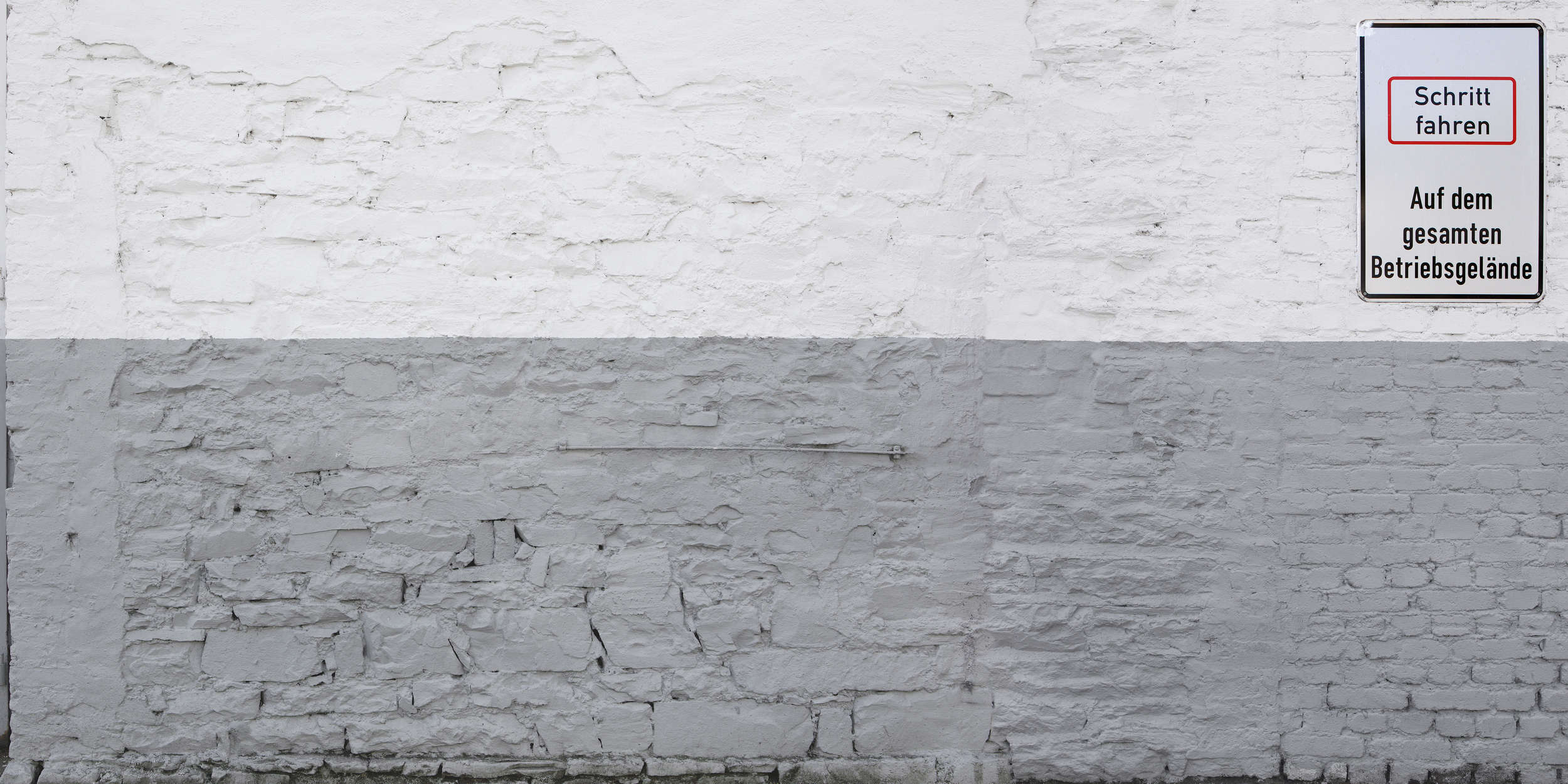             Industriegelände Vliestapete – Fototapete in 3D Optik mit Fabrikwand – Grau, Weiß
        