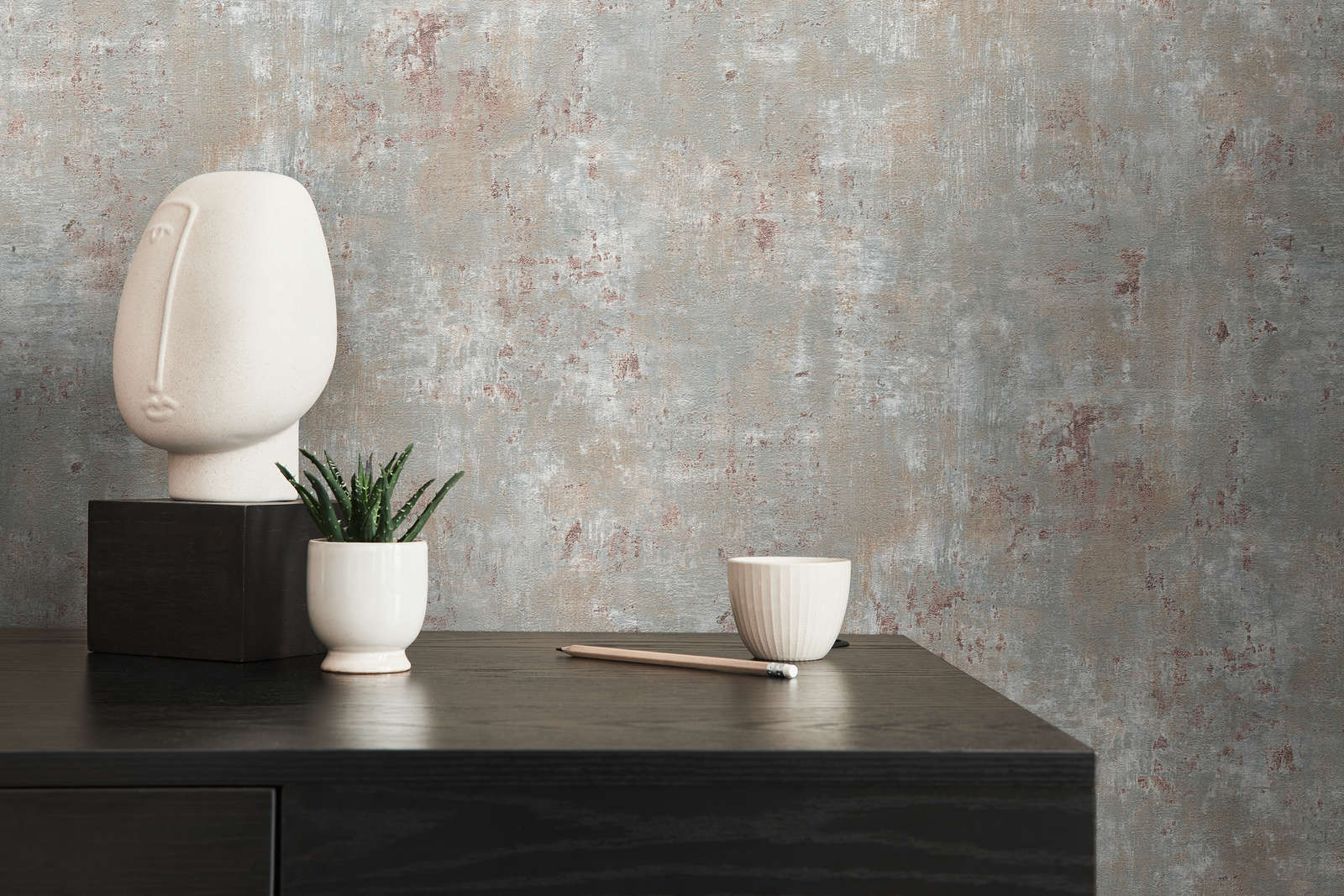             Vliestapete im Used Look mit metallischen Akzenten – Grau, Blau, Bronze
        