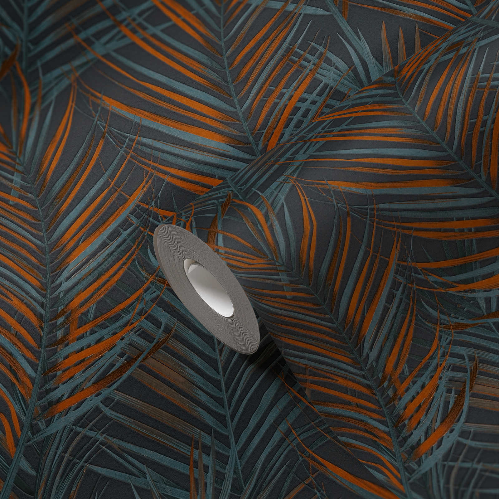             Dschungel Tapete mit Palmen Blätter in matt – Schwarz, Orange, Petrol
        