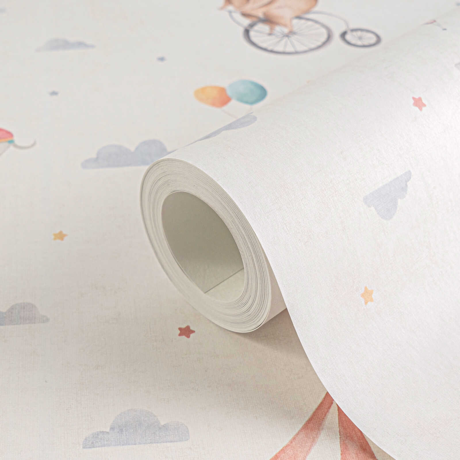             Kinderzimmer Vliestapete mit niedlichen Zirkusfiguren – Magische Zirkusatmosphäre für kleine Entdecker – Bunt
        