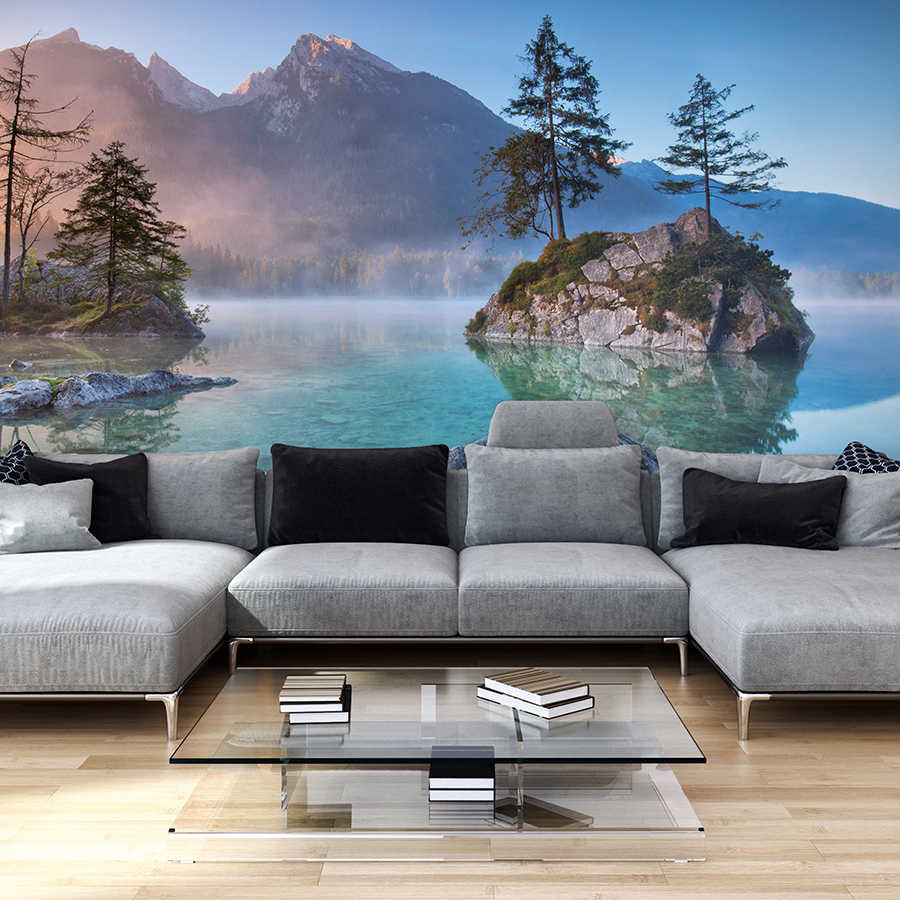 Durchsichtiger Couchtisch, Glas-Couchtisch, graues Sofa, Wohnzimmer-Wandbild, Bergsee-Wandbild