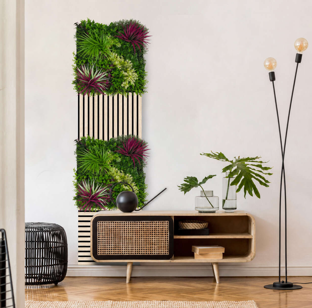 vertikale Pflanzwand, begrünt Wand, Pflanzen, Schrank, Stehleuchte