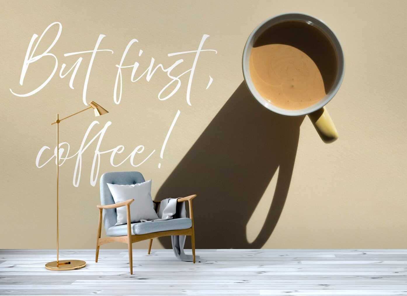         But First, Coffee" - vliesbehang met koffie in de ochtendstemming - kleurrijk
    