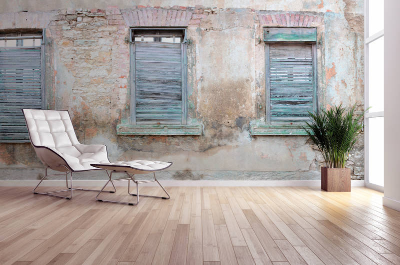             Fototapete Ziegelmauer mit rustikalen Fensterläden und Rundbögen
        