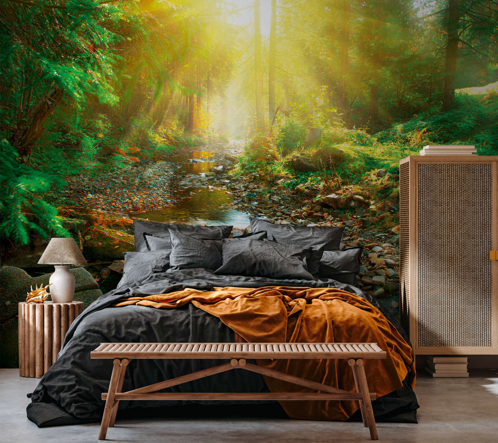            Lichtdurchflutete Wald-Fototapete mit idyllischem Fluss als Vliestapete – Bunt
        