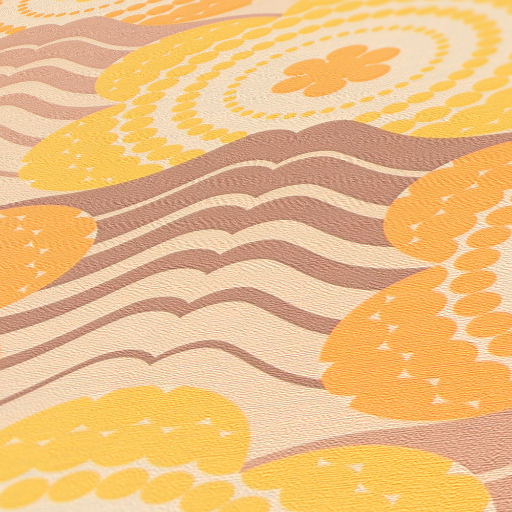             Vliestapete mit floralem Muster im Stil der 70er Jahre – Beige, Braun, Orange
        