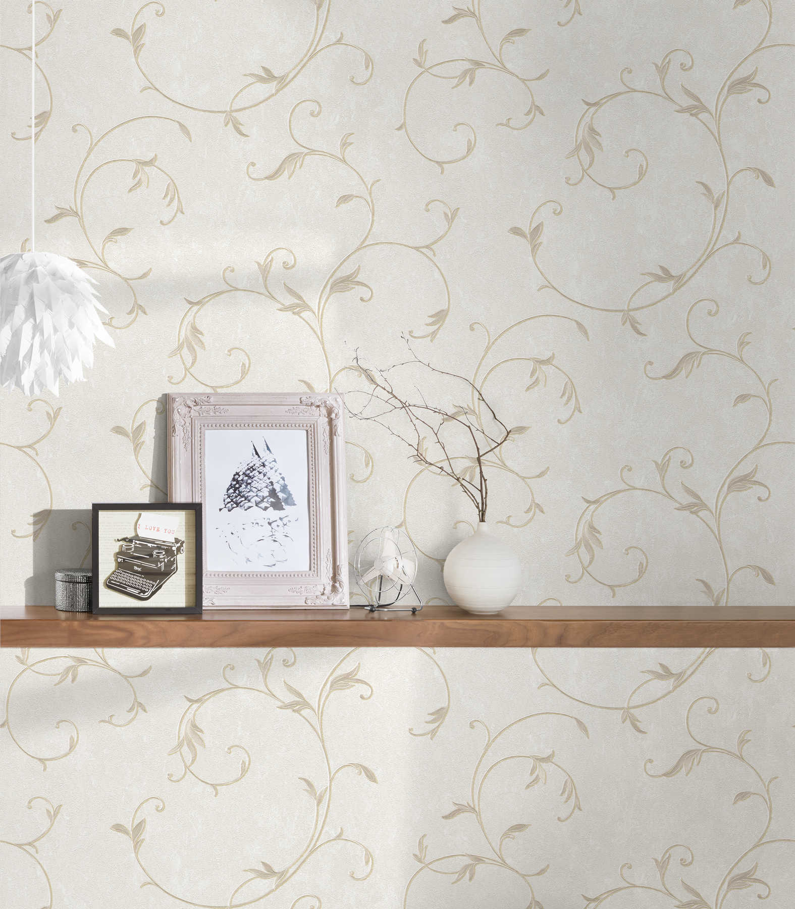             Vliestapete in Putzoptik mit goldenen Ranken-Muster – Beige, Crème, Gold
        