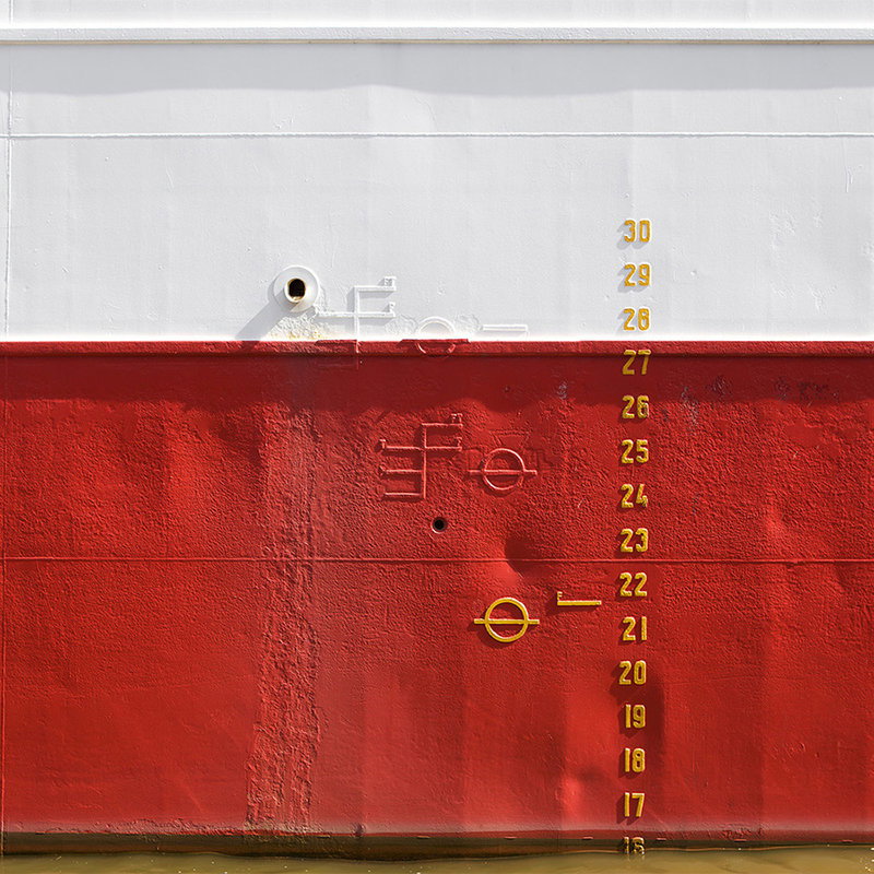 Schiffskörper, rot weiß, Wasserlinie, Messskala, Rundfenster