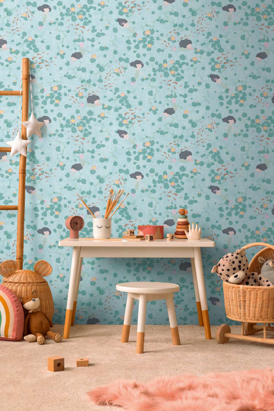             Kinderzimmer Vliestapete - Zauberhafte Unterwasserwelt mit Meerjungfrauen und Seerosen – Blau, Bunt, Grün
        