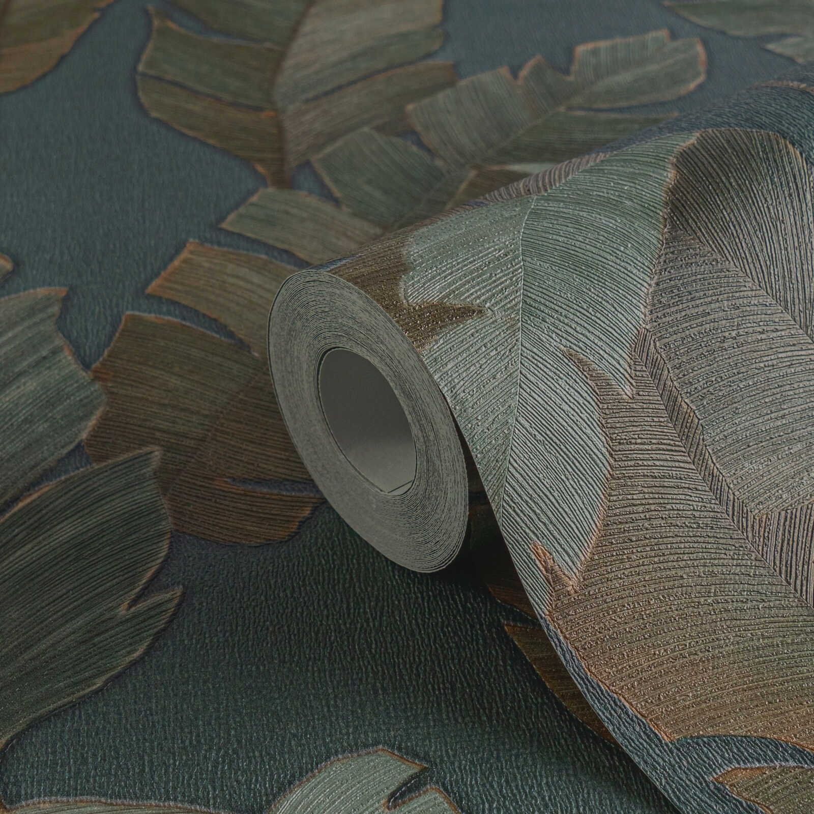             Vliestapete mit große Palmenblätter in dunkler Farbe – Petrol, Grün, Braun
        