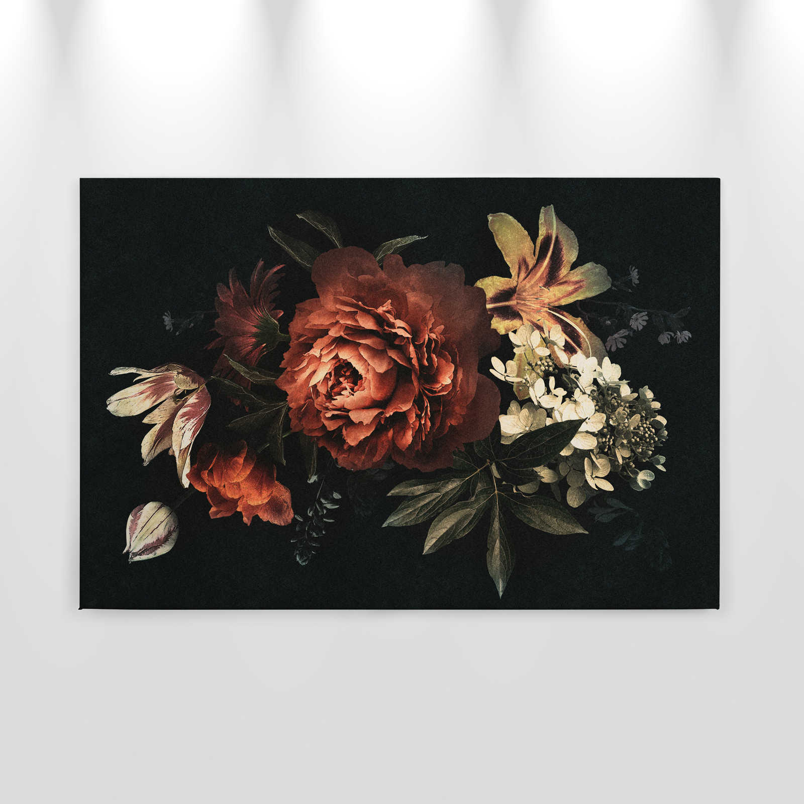             Drama queen 1 - Blumenstrauß Leinwandbild mit dunklem Hintergrund in Pappe Struktur – 0,90 m x 0,60 m
        