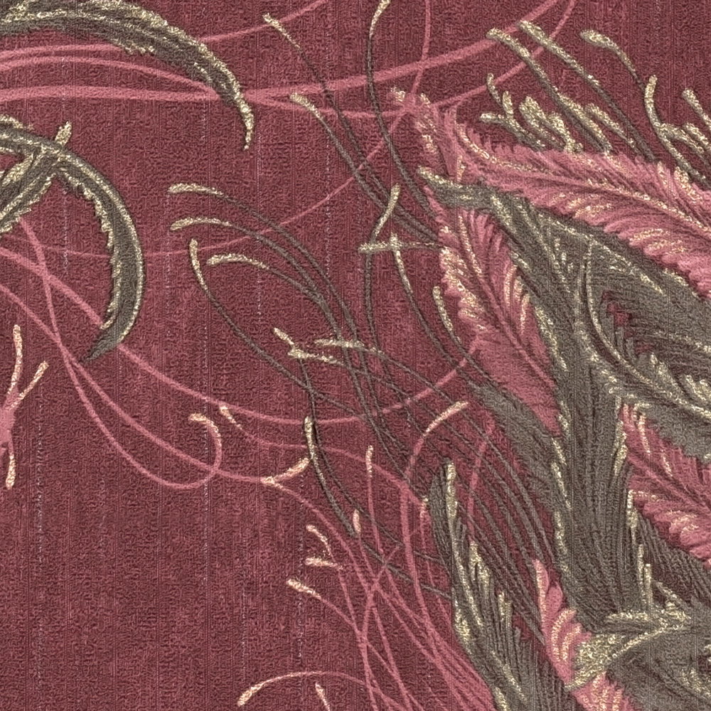             Rote Tapete mit Federn, Gold Design & Struktureffekt
        