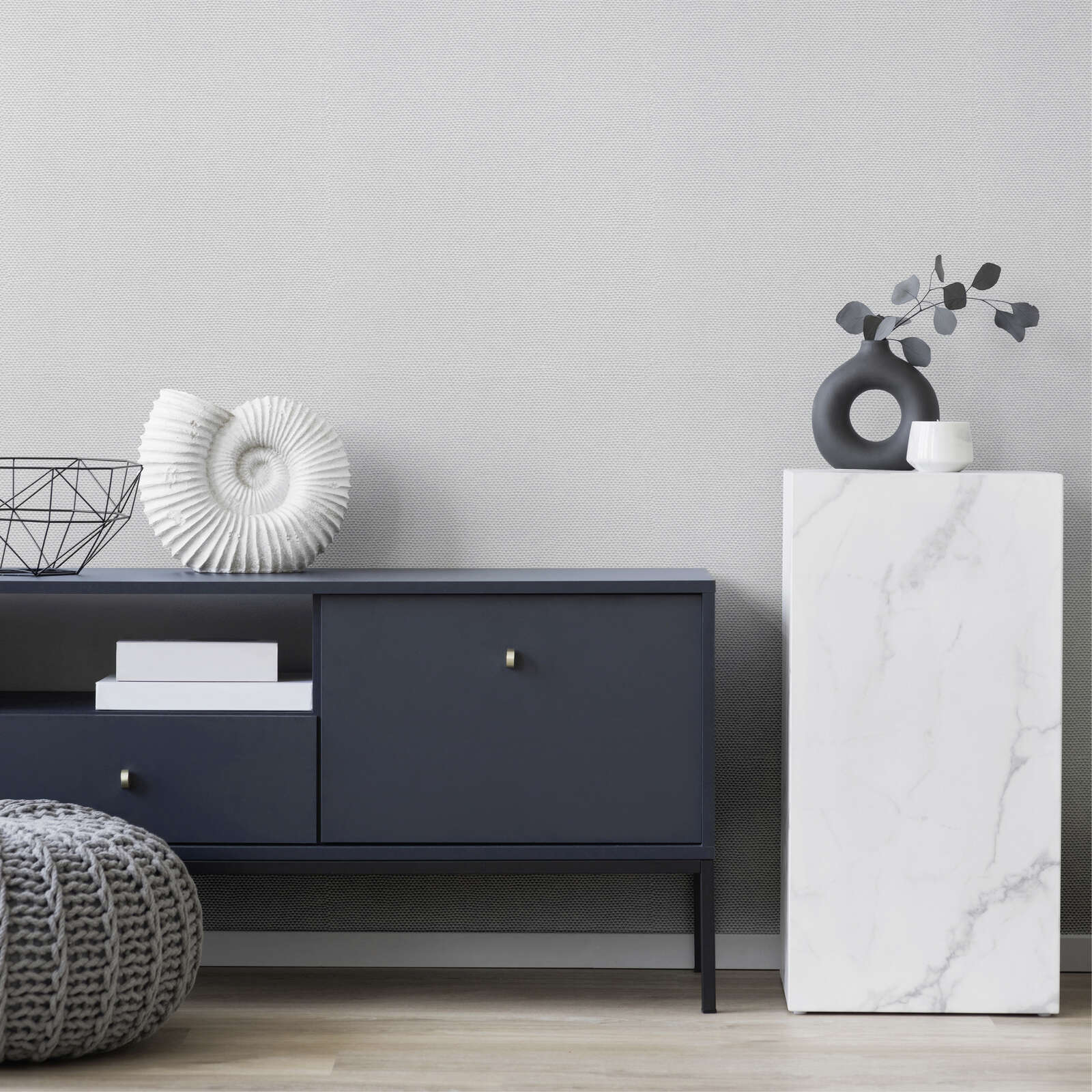 Sideboard, Dunkelblau, Metallbeine, Dekorstein, Vase mit Zweigen