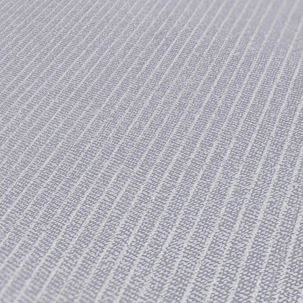             Linierte Tapete schmalen Streifen im Textil-Look – Grau
        