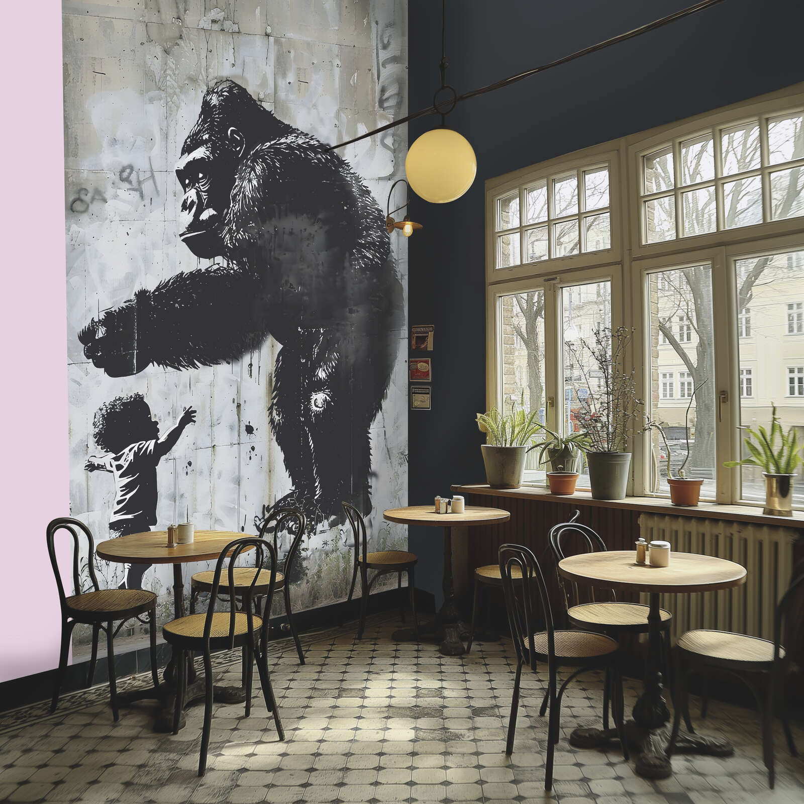             Vliestapeten Panel "Urban Encounter" 159cm Breite x 280cm Höhe - Gorilla-Kind-Motiv im Street-Art Stil, glatt – Grau, Schwarz
        