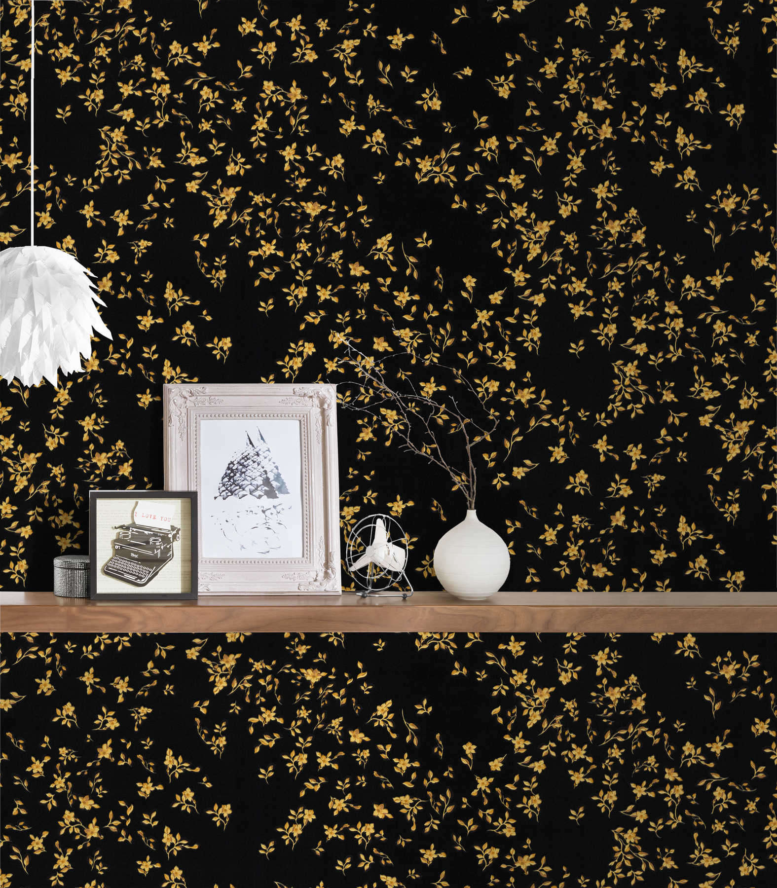             Schwarze VERSACE Tapete im Blümchen Design – Schwarz, Gold
        