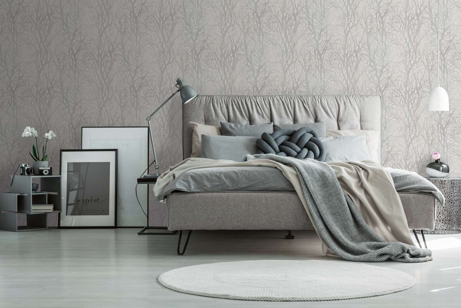             Silbergraue Tapete mit Äste-Motiv und Metallic-Effekt – Weiß, Silber
        