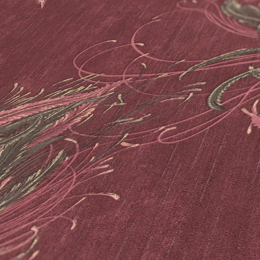             Rote Tapete mit Federn, Gold Design & Struktureffekt
        