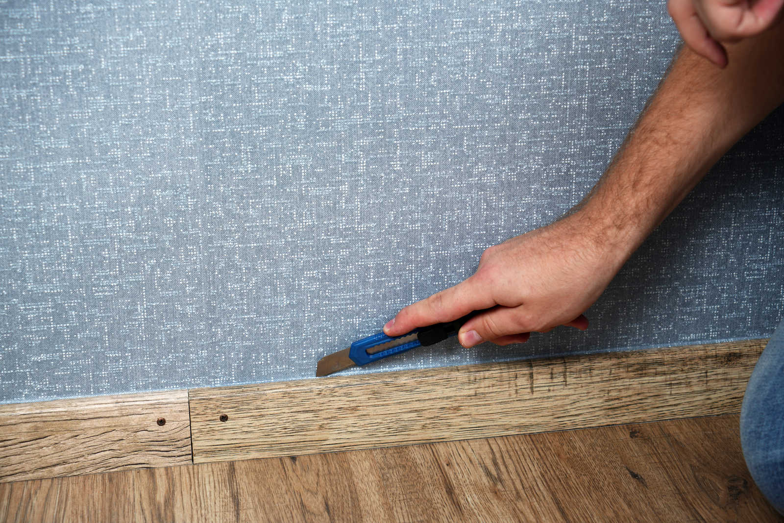             Universal cutter knife with 18mm blades
        