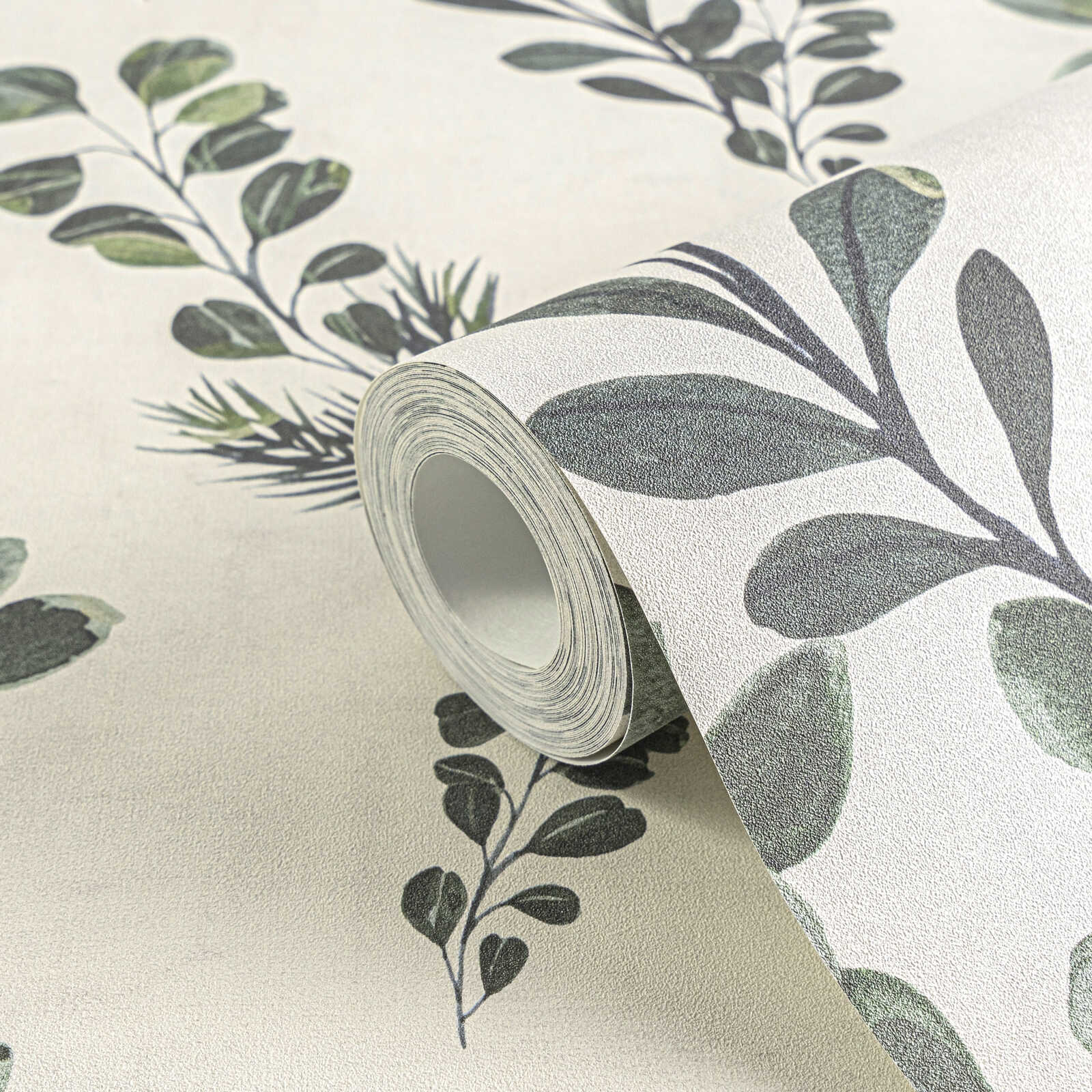             Natürliche Vliestapete mit filigranem Blatt- und Zweigmuster, ebenmäßige Struktur – Beige, Grün
        