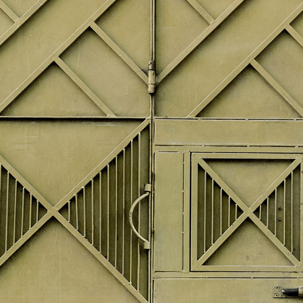 Fototapete »agra« - Detailaufnahme eines grünen Metalltors mit rautenförmigen Verzierungen – Glattes, leicht glänzendes Premiumvlies