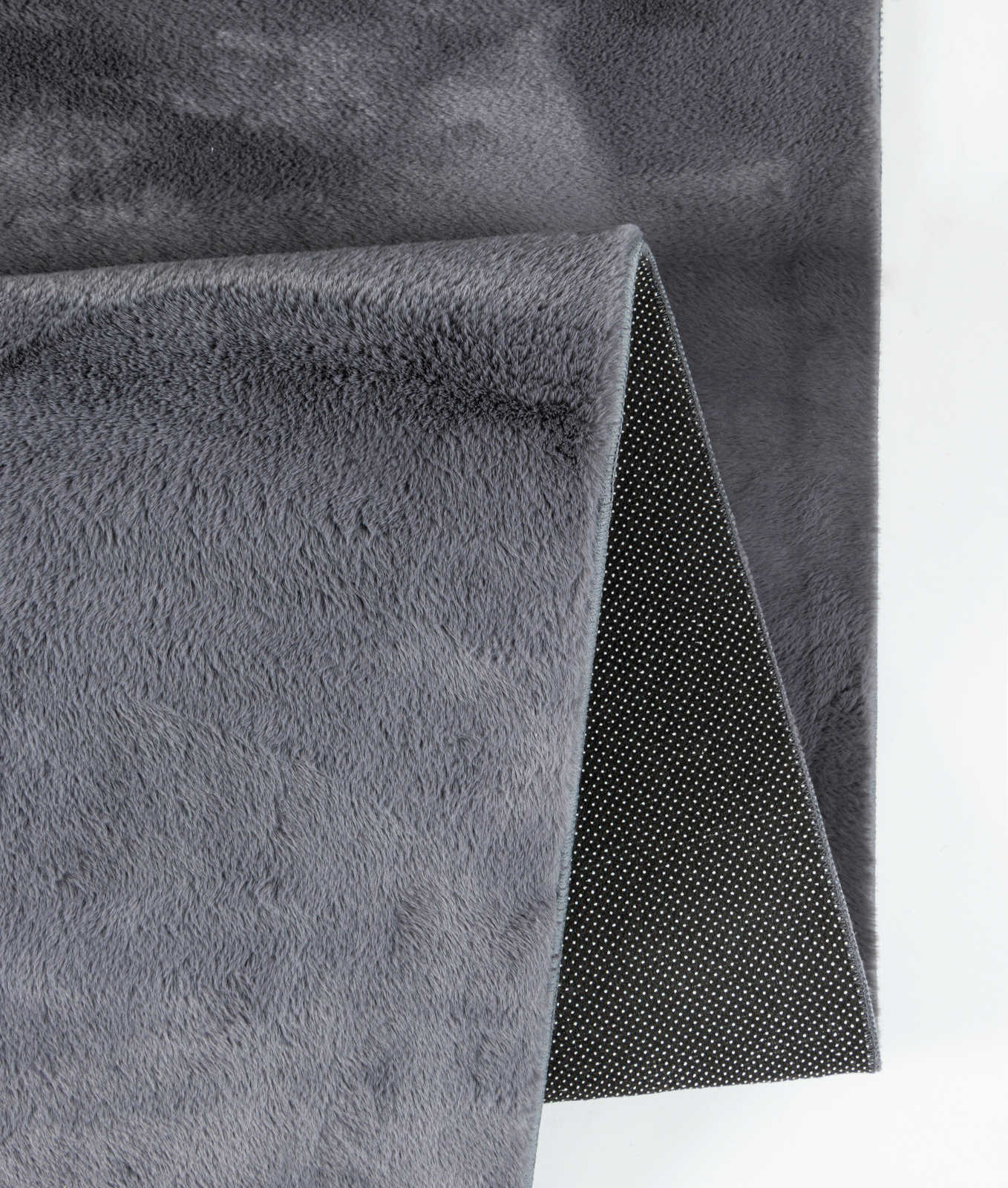             Sanfter Hochflor Teppich in Anthrazit – 140 x 70 cm
        
