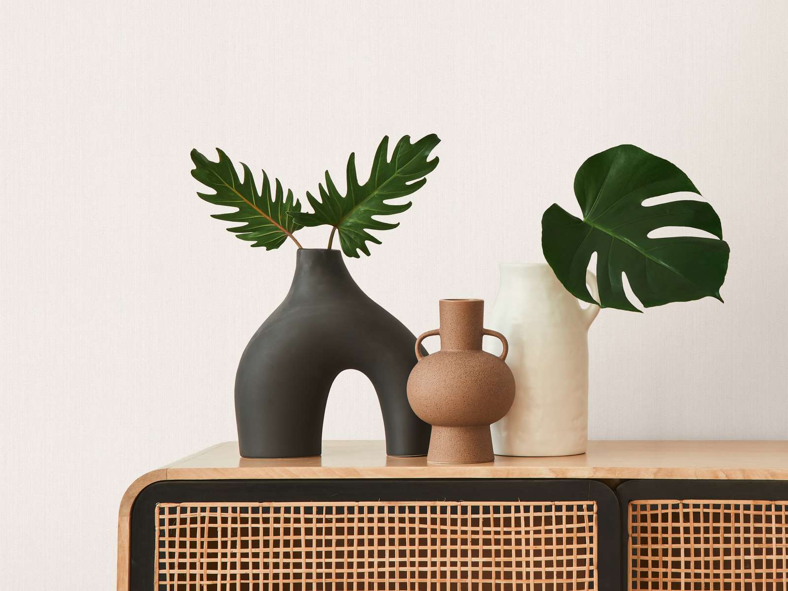             Cremeweiße Tapete seidenmatt mit natürlichem Struktureffekt
        