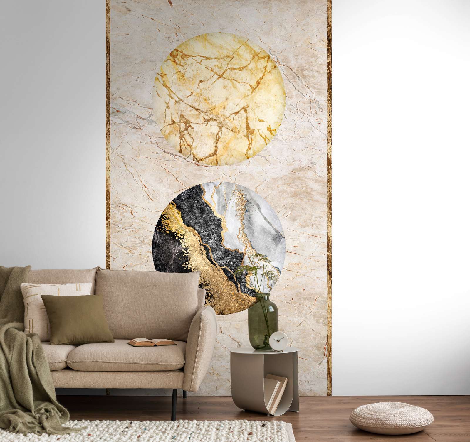 Luxuriöse Marmor Vliestapete mit Kreisen und goldenen Akzenten – Beige, Gold, Schwarz