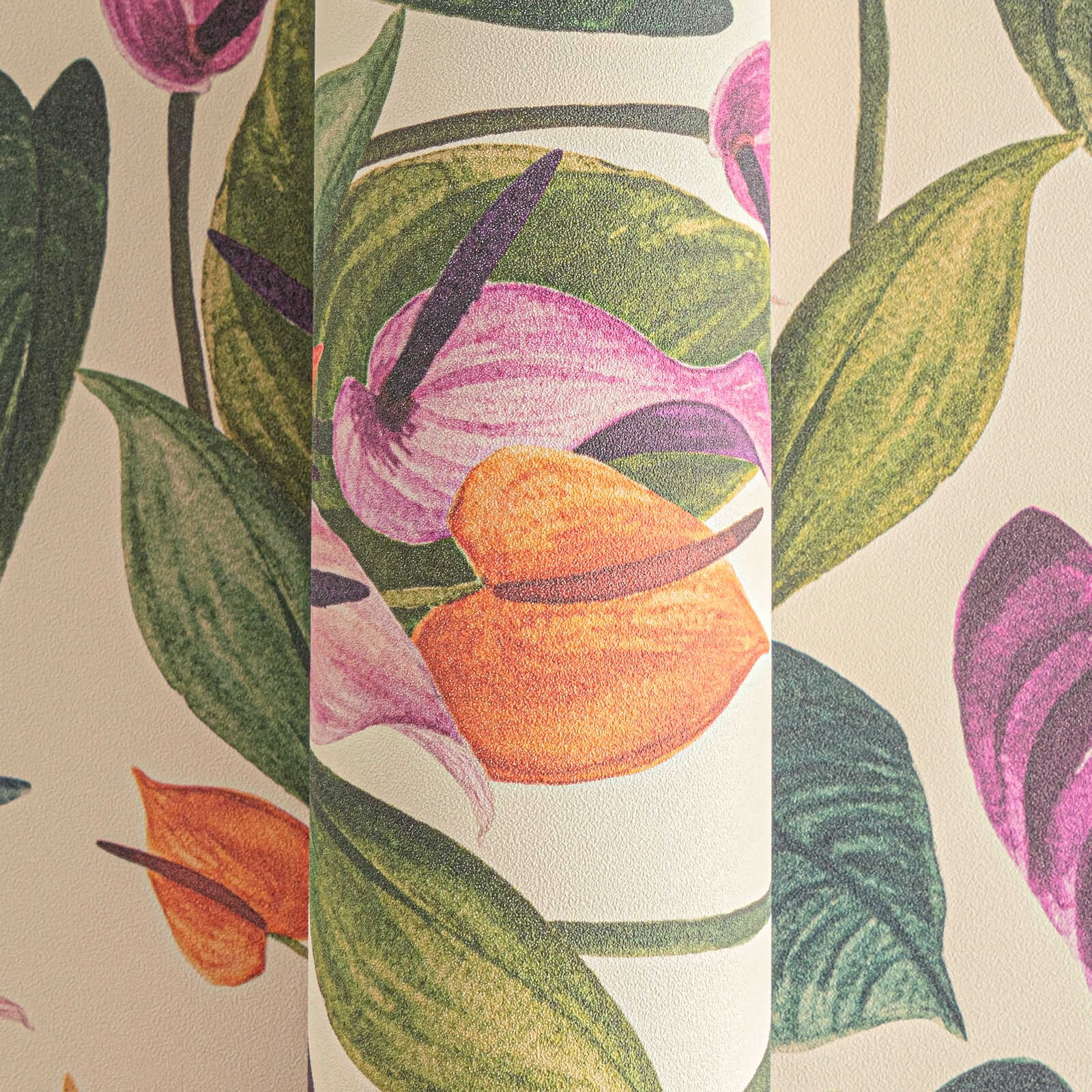             Verspielte, florale Vliestapete mit lebendigem Blumenmotiv und feiner Oberflächenstruktur – Beige, Bunt
        