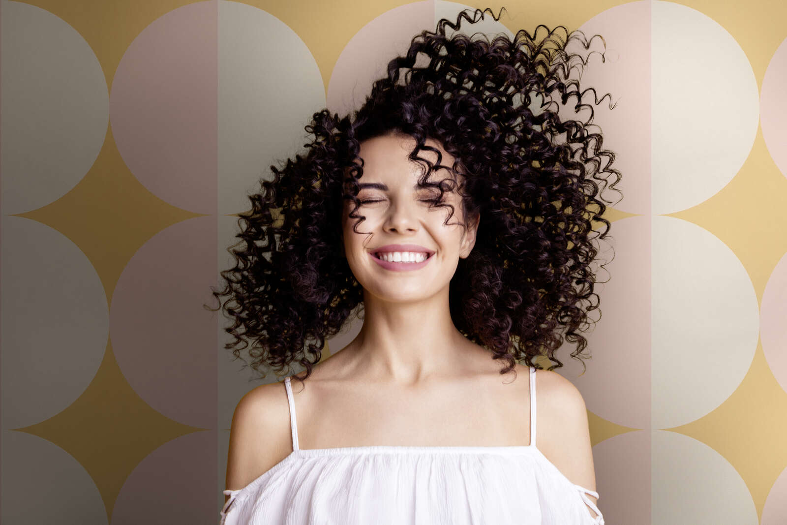 haare, locken, naturhaar, frau, pink-weißesoberteil