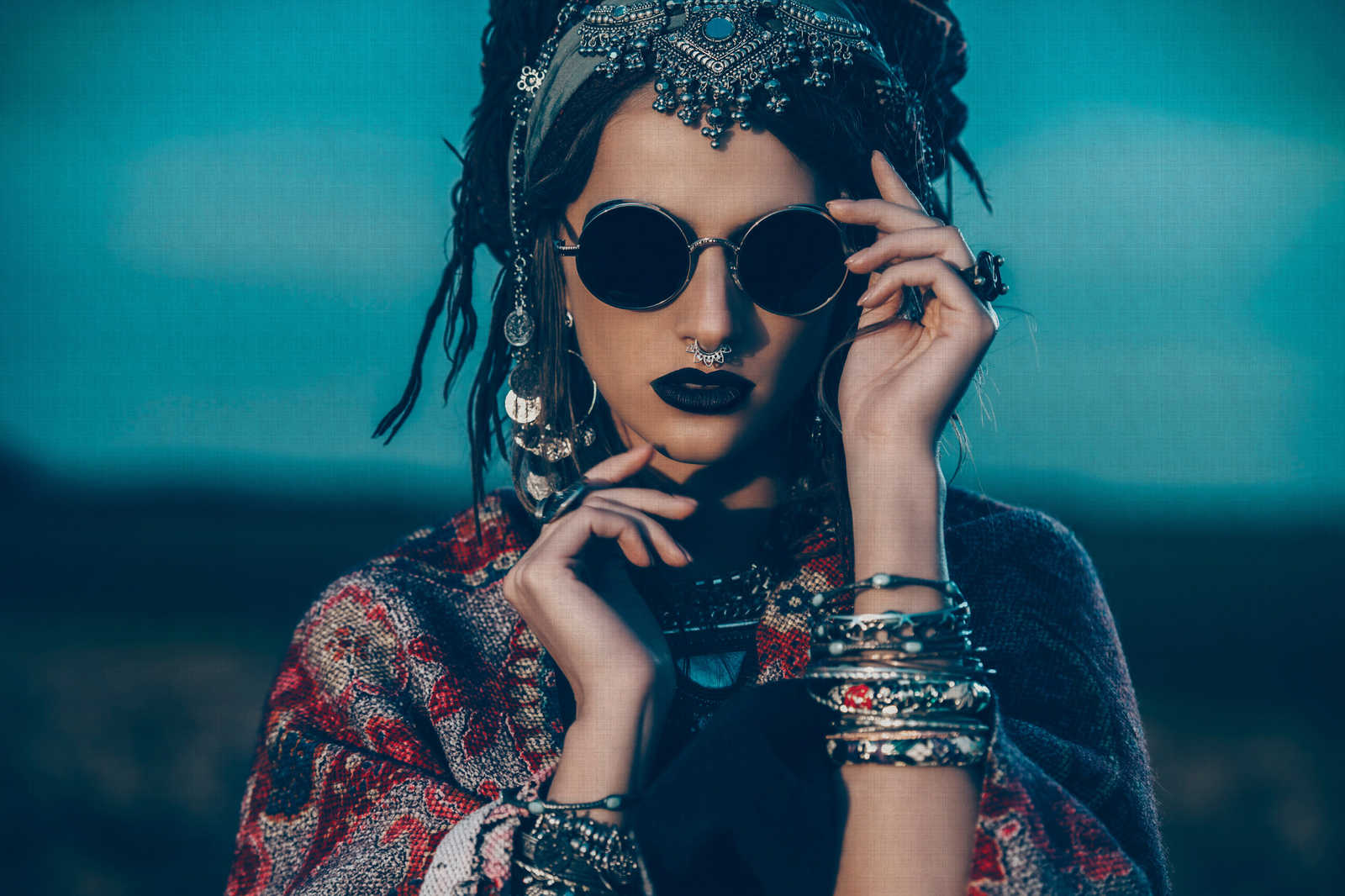             La bohème 1 - Leinwandbild mit Frau im Bohostyle auf naturleinen Struktur – 0,90 m x 0,60 m
        