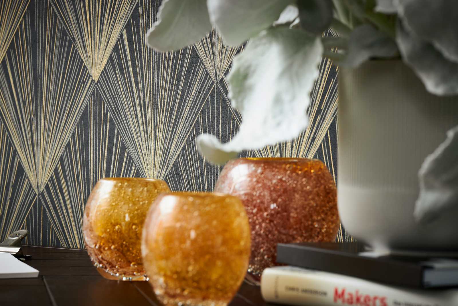             Schwarze Vliestapete mit Metallic-Muster – Beige, Metallic, Schwarz
        