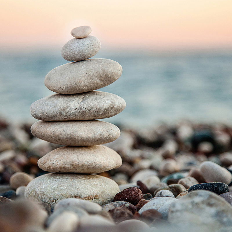             Digitaldrucktapete mit Steinturm am Meer – Grau, Blau
        