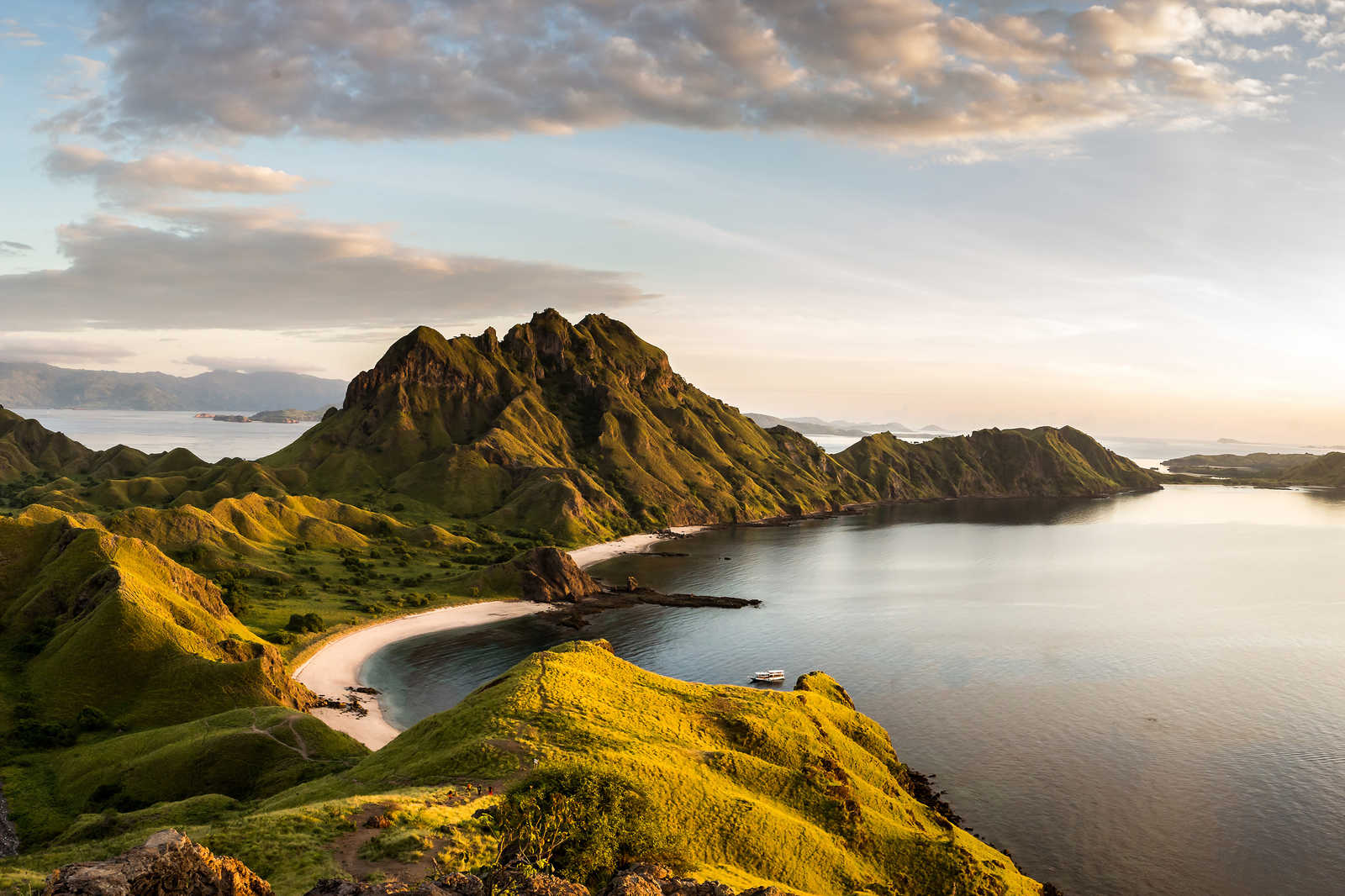            Leinwandbild mit Bergen und blauem Himmel am Wasser – 0,90 m x 0,60 m
        
