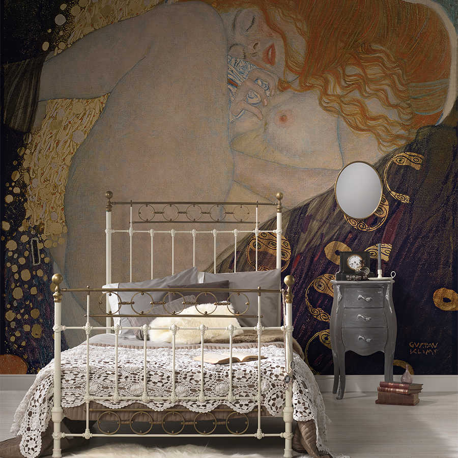 Metallbettgestell,  Eisenbett,  Spitzenbettüberwurf,  Nachttisch,  Spiegel,  Vintage-Dekor,  Wandgemälde,  runder Spiegel,  Schlafzimmer-Setup