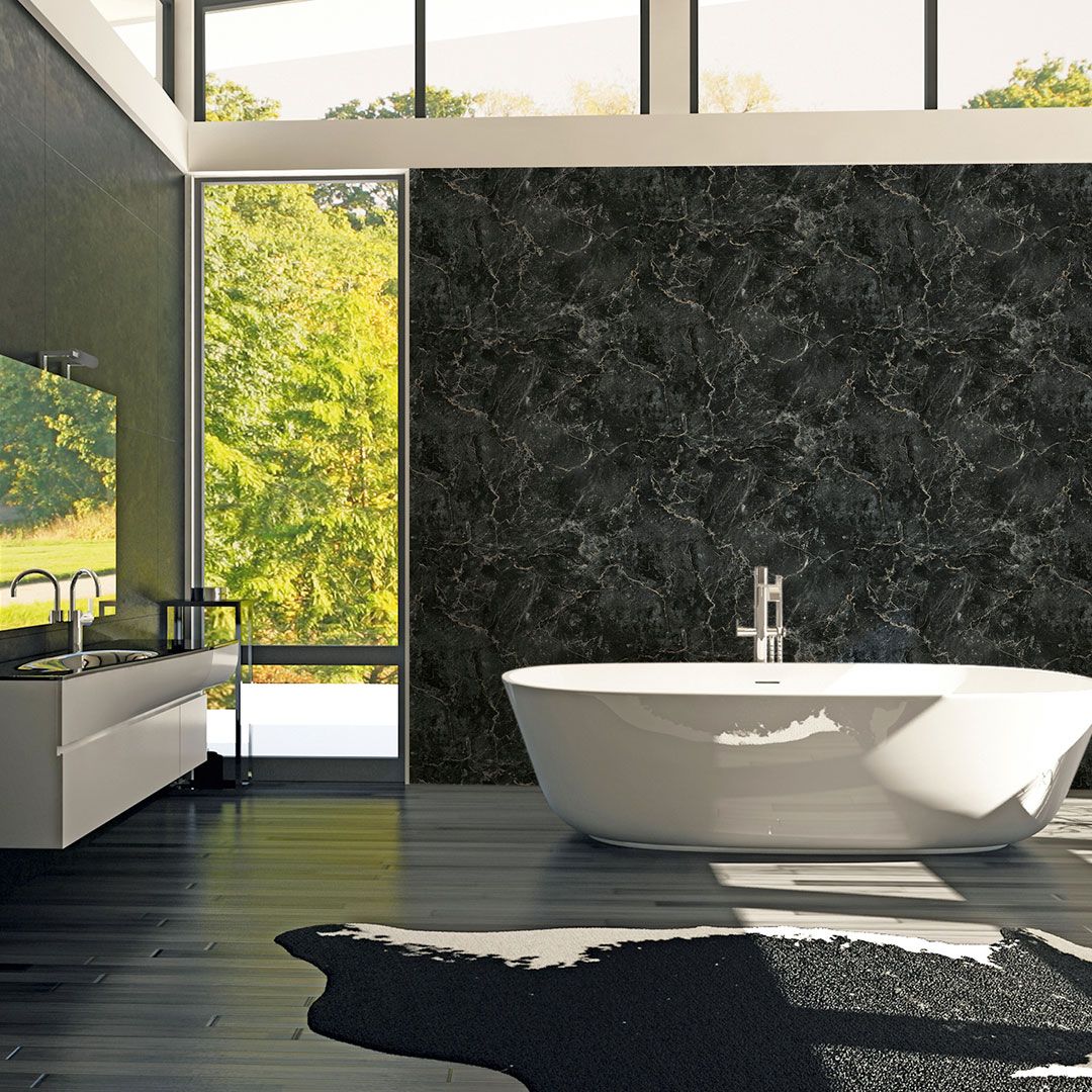 Tapeziertes Badezimmer mit viel Sonnenschein AS379913