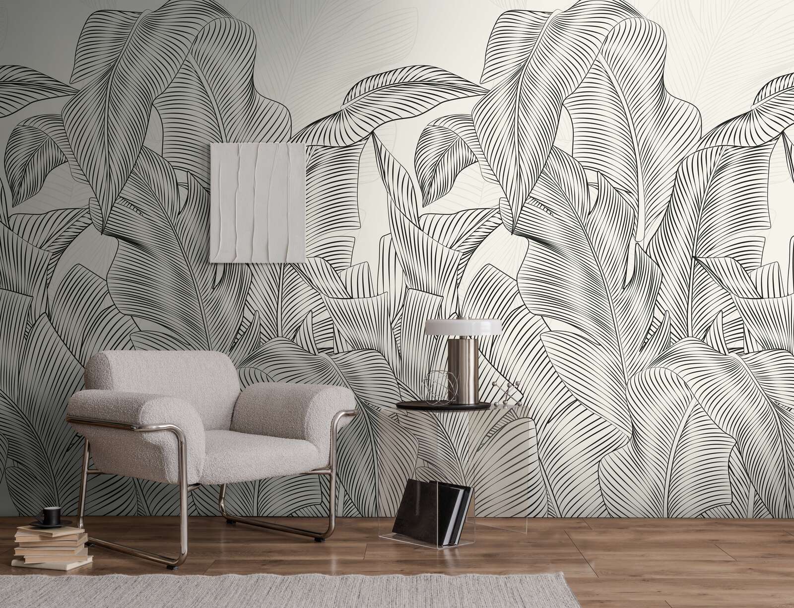 Wandtapete, Pflanzenmuster, Schalensessel, Beistelltisch, Holzboden